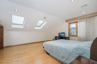 Welcome to 10 Arbutus Way! This stunning custom-built - photo 34