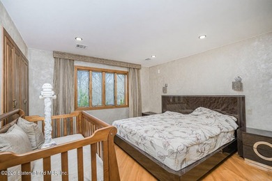 Welcome to 10 Arbutus Way! This stunning custom-built - photo 35