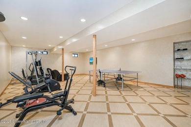 Welcome to 10 Arbutus Way! This stunning custom-built - photo 37