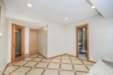 Welcome to 10 Arbutus Way! This stunning custom-built - photo 39