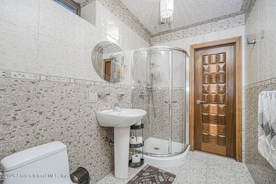 Welcome to 10 Arbutus Way! This stunning custom-built - photo 41