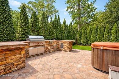 Welcome to 10 Arbutus Way! This stunning custom-built - photo 43