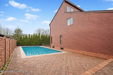 Welcome to 10 Arbutus Way! This stunning custom-built - photo 45