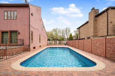 Welcome to 10 Arbutus Way! This stunning custom-built - photo 46