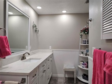 Beautifully updated 2 bedroom, 2 bath split floor plan condo in - photo 15