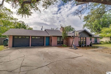 Welcome to the charming Pink House on Park, a spacious and - photo 3