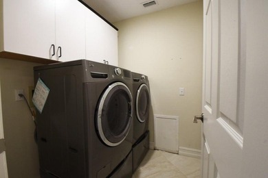 Welcome to this charming three-bedroom two-bath split floor plan - photo 17