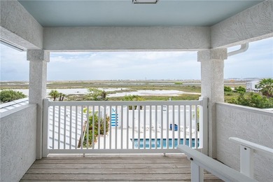 This fully renovated 4,270 sqft canal front estate in Island - photo 25