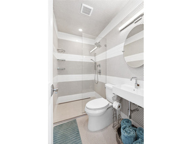 This fully renovated 4,270 sqft canal front estate in Island - photo 27