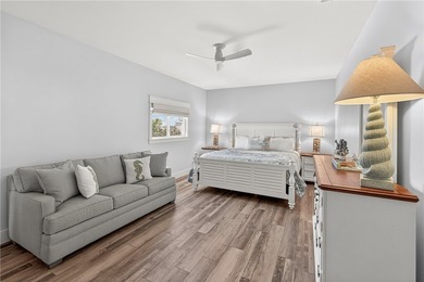 This fully renovated 4,270 sqft canal front estate in Island - photo 34