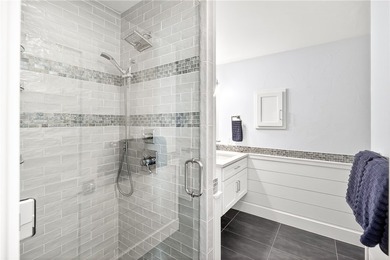 This fully renovated 4,270 sqft canal front estate in Island - photo 36