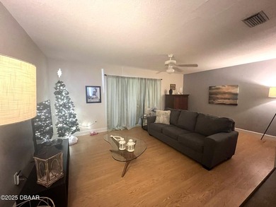 Beautiful, well maintained and move in ready! This 2 story home - photo 3