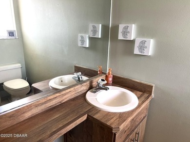Beautiful, well maintained and move in ready! This 2 story home - photo 10