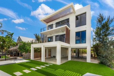 Introducing a remarkable modern bayfront residence in Key Largo - photo 1
