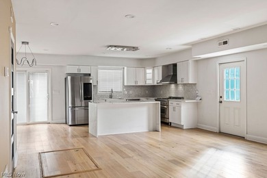 Welcome to 1457 W 52nd, a beautifully renovated 3-bedroom, 3 - photo 5