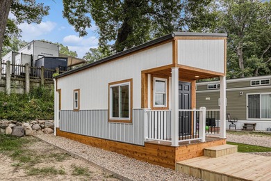 TINY HOME RETREAT with a MOTIVATED SELLER! This newly - photo 2