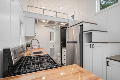 TINY HOME RETREAT with a MOTIVATED SELLER! This newly - photo 8