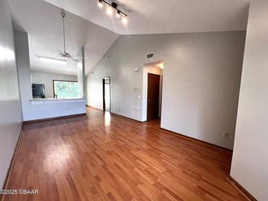 Single story townhome - perfect for first time homebuyer or - photo 3