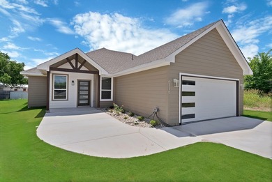 A MUST SEE! Beautiful new construction with 4 bedrooms, 2 full - photo 3