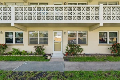 Welcome to easy Florida living in this beautifully remodeled - photo 3