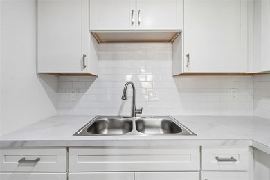 Welcome to easy Florida living in this beautifully remodeled - photo 10