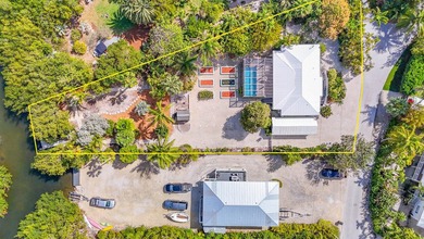 Botanical Waterfront Compound ~ 3 bedroom/2 bath elevated CBS - photo 4