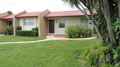 Beautifully remodeled 2-bedroom, 2-bath villa located in the - photo 4
