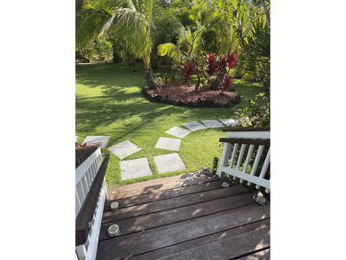 This Enchanting 2 bedroom flag lot Cottage situated on a lush - photo 7