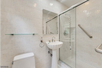 STYLISH 3-BED/2.1 BATH SPLIT-LEVEL HOME IN QUIET NEIGHBORHOOD - photo 33