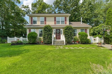 15yr Young Colonial On Dead End In Miller Place Schools Awaits! - photo 1