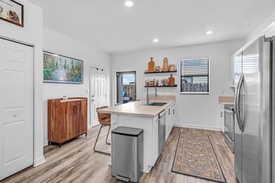 Stunning and desirable END-UNIT townhome in the gated community - photo 8