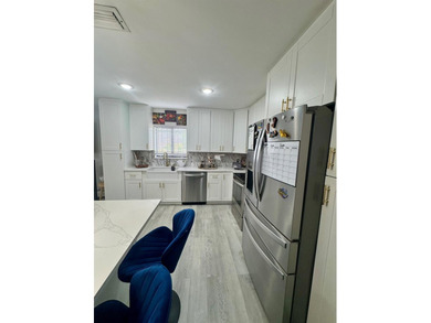 Completely Remodeled, beautiful and well-maintained 3-bedroom, 2 - photo 9