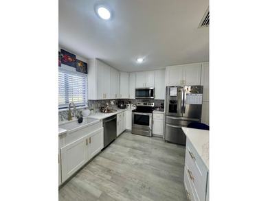 Completely Remodeled, beautiful and well-maintained 3-bedroom, 2 - photo 10