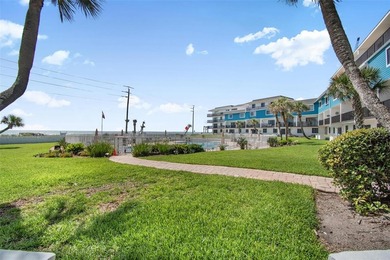 This versatile coastal two bedroom/2 bathrooms retreat offers - photo 1