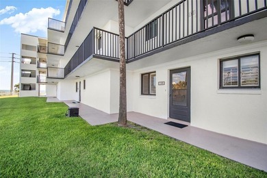 This versatile coastal two bedroom/2 bathrooms retreat offers - photo 2