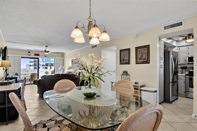 This versatile coastal two bedroom/2 bathrooms retreat offers - photo 6