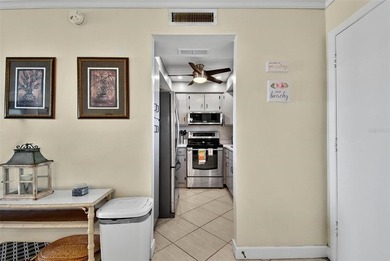 This versatile coastal two bedroom/2 bathrooms retreat offers - photo 8