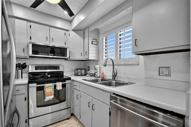 This versatile coastal two bedroom/2 bathrooms retreat offers - photo 9