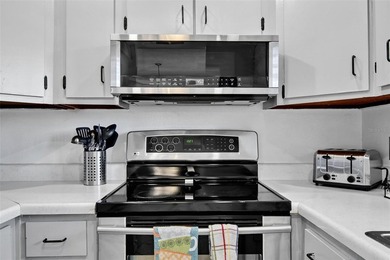 This versatile coastal two bedroom/2 bathrooms retreat offers - photo 10