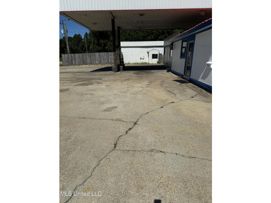 Prime commercial corner lot across from Saki restaurant. Ideal - photo 4