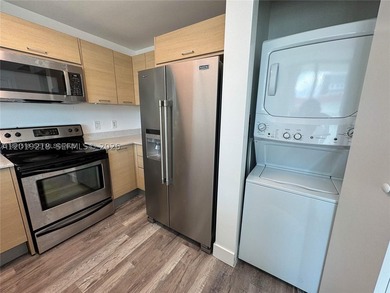 Modern and spacious 1-bedroom / 1-bath residence located in the - photo 3
