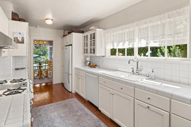Welcome to this enchanting 2-bedroom, 2-bathroom cottage nestled - photo 12