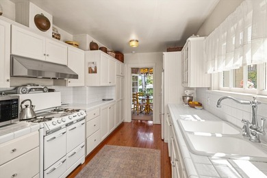 Welcome to this enchanting 2-bedroom, 2-bathroom cottage nestled - photo 13
