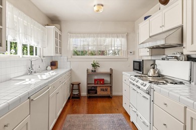 Welcome to this enchanting 2-bedroom, 2-bathroom cottage nestled - photo 14