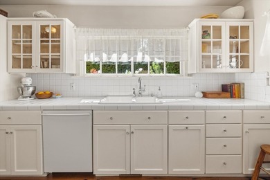 Welcome to this enchanting 2-bedroom, 2-bathroom cottage nestled - photo 15