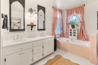 Welcome to this enchanting 2-bedroom, 2-bathroom cottage nestled - photo 21