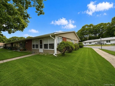 Perfectly maintained Greenbriar model featuring two bedrooms - photo 3