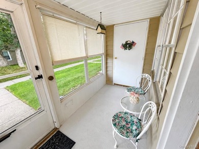 Perfectly maintained Greenbriar model featuring two bedrooms - photo 5