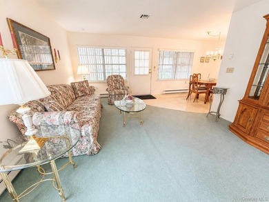 Perfectly maintained Greenbriar model featuring two bedrooms - photo 6