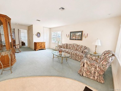 Perfectly maintained Greenbriar model featuring two bedrooms - photo 7